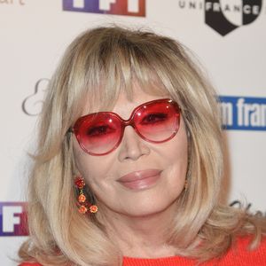 La chanteuse a publié un message directement adressé à Miley Cyrus : "Thank You Miley for copying my song The Sphinx, I am flattered." ("Merci Miley d'avoir copié ma chanson The Sphinx, je suis flattée".). 

Amanda Lear - 26ème édition des Trophées du Film Français 2018 au Palais Brongniart à Paris le 5 février 2019. © Codic Guirec/Bestimage