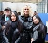 Une maman épanouie ! 

Laeticia Hallyday, ses filles Joy et Jade lors de l'inauguration d'une plaque commémorative en hommage à Johnny Hallyday devant l'immeuble où le chanteur français a grandi dans le 9ème arrondissement de Paris, France. © Dominique Jacovides/Bestimage