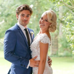 Katrina Patchett, danseuse emblématique de "Danse avec les stars" a été mariée

Exclusif - Katrina Patchett et Valentin D'Hoore dans les jardins du château - Mariage de Katrina Patchett et Valentin D'Hoore à la mairie de Linselles dans les Hauts-de-France suivi d'une cérémonie civile d'échange d'anneaux, dont le maître de cérémonie était Maxime Dereymez, dans l'orangerie du château du Biez à Pecq en Belgique. © Philippe Doignon/Bestimage

Crédits obligatoires :
Valentin D'Hoore habillé par Hugo Boss
Katrina Patchett en robe Costarellos et chaussures Louboutin
Coiffure : Alexandra Dieu pour Vog coiffure
Maquillage : Marie Laure Thanneur