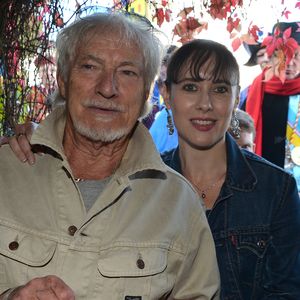Hugues Aufray (parrain) et sa compagne Murielle - Cérémonie du Ban des Vendanges du Clos-Montmartre 2017 le 14 octobre 2017 © Veeren Ramsamy / Bestimage