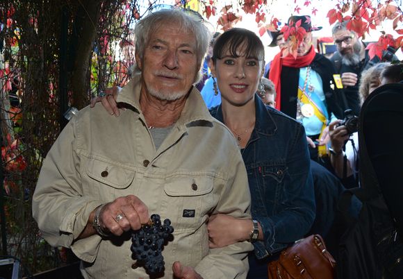 Hugues Aufray (parrain) et sa compagne Murielle - Cérémonie du Ban des Vendanges du Clos-Montmartre 2017 le 14 octobre 2017 © Veeren Ramsamy / Bestimage
