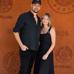 Lundi 1er juin, plusieurs d'entre eux ont été aperçus, comme Eric Antoine et sa femme Gennifer Demey.
Eric Antoine et sa femme Gennifer Demey au village lors des Internationaux de France de Tennis de Roland Garros 2026. Paris, le 1er juin 2026. © Jacovides / Moreau / Bestimage