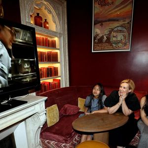 Mais Hélène Darroze sait que l'exemple passe aussi par d'autres valeurs et qu'elle aura bien le temps de se rattraper en cuisine avec ses enfants devenues des jeunes femmes. 

Hélène Darroze et ses filles Charlotte et Quiterie ont suivi la finale de l'émission "Top Chef" depuis son restaurant La Joia à Paris, où elle avait installé une télévision. Le 9 juin 2021. Crédit Dominique Jacovides / Bestimage