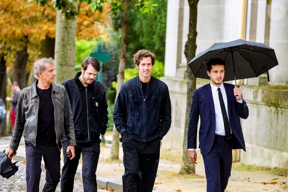 Exclusif - Paul Belmondo et ses fils Victor Belmondo, Alessandro Belmondo, Giacomo Belmondo - Arrivées aux obsèques d’Alain Belmondo au crématorium du Père-Lachaise à Paris, France, le 4 septembre 2025. © Dominique Jacovides/Bestimage