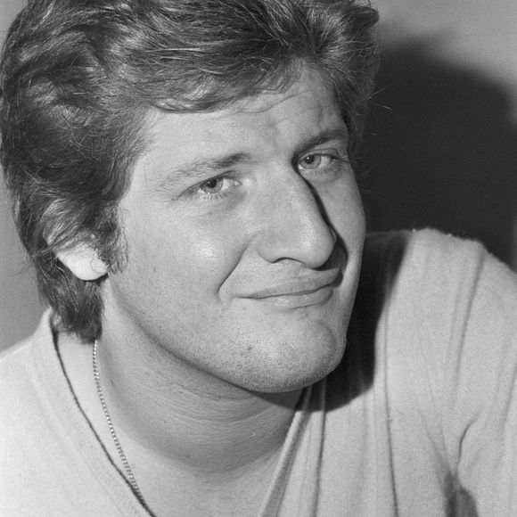 Archives - En France, rendez-vous avec Patrick SEBASTIEN, à son domicile, imitant le chanteur JOE DASSIN. Le 29 novembre 1979 © Alain Canu via Bestimage