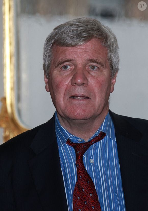 Bruno Masure assistant à la cérémonie de remise de la médaille de Commandeur dans l'Ordre de la légion d'honneur par le ministre français de la Culture Frédéric Mitterrand au siège du ministère de la Culture, à Paris, France, le 28 novembre 2011. Photo par Denis Guignebourg/ABACAPRESS.COM