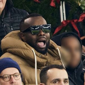 Gims dans les tribunes du match de Ligue 1 McDonald's opposant le Paris Saint-Germain (PSG) à Lyon (3-1) au Parc des Princes à Paris le 15 décembre 2024. © Cyril Moreau/Bestimage