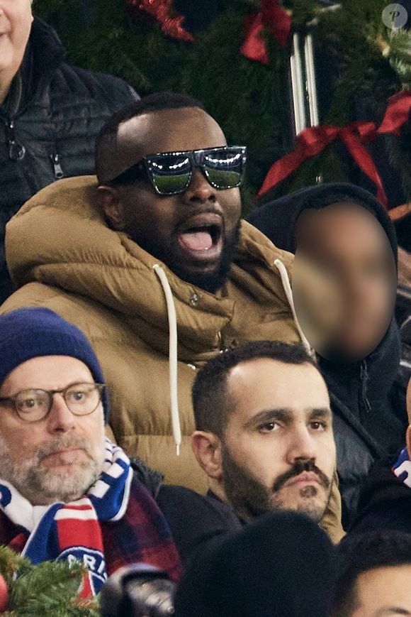 Gims dans les tribunes du match de Ligue 1 McDonald's opposant le Paris Saint-Germain (PSG) à Lyon (3-1) au Parc des Princes à Paris le 15 décembre 2024. © Cyril Moreau/Bestimage