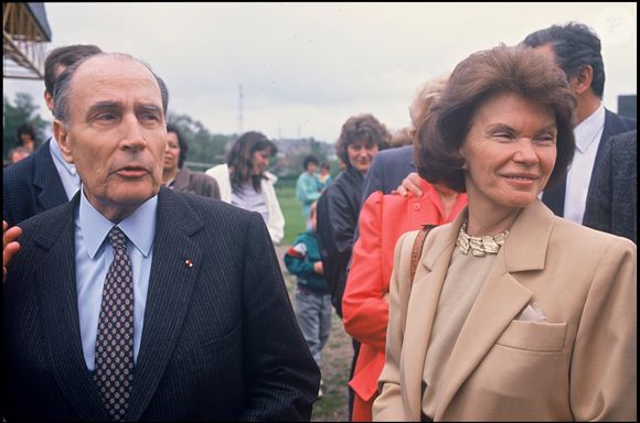 Celle à Latche, dans les Landes.

Archives - Le Président de la République François Mitterrand et son épouse Danielle en 1988