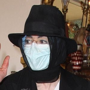 Michael Jackson achète des antiquités à Beverly Hills, CA, USA le 22 avril 2009. Le roi de la pop fait un signe de paix à ses fans en entrant dans le magasin, avec un garde du corps à ses côtés.  Photo de GSI/ABACAPRESS.COM