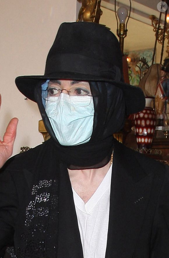 Michael Jackson achète des antiquités à Beverly Hills, CA, USA le 22 avril 2009. Le roi de la pop fait un signe de paix à ses fans en entrant dans le magasin, avec un garde du corps à ses côtés.  Photo de GSI/ABACAPRESS.COM
