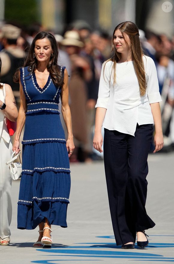 La reine Letizia d'Espagne et l'infante Sofia d'Espagne - Le roi Felipe VI d’Espagne remet à la princesse des Asturies, la princesse Leonor, la Grand-Croix du Mérite Naval avec Distinctif Blanc, à Marín, le 16 juillet 2025 @LALO YASKY / BESTIMAGE