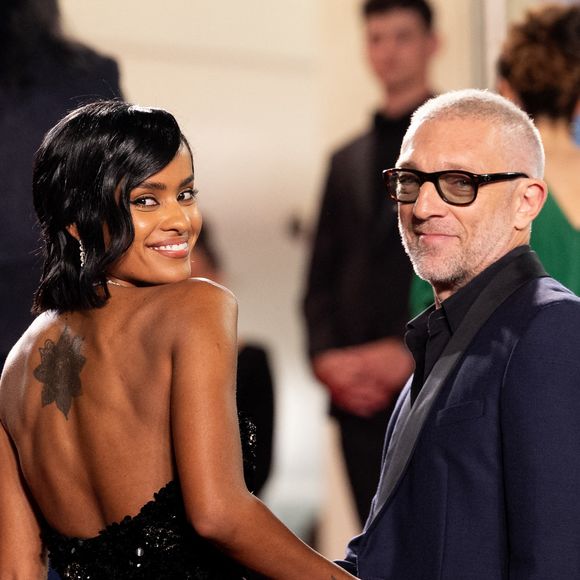 Sur Instagram, elle a écrit :  "Le postpartum a été l’un des chapitres les plus difficiles pour moi, et je dois admettre que cela peut parfois vous faire vous sentir brisée et tellement mélancolique". 

Vincent Cassel et sa compagne Narah Baptista - Montée des marches du film « Parthenope » lors du 77ème Festival International du Film de Cannes, au Palais des Festivals à Cannes. Le 21 mai 2024 © Jacovides-Moreau / Bestimage