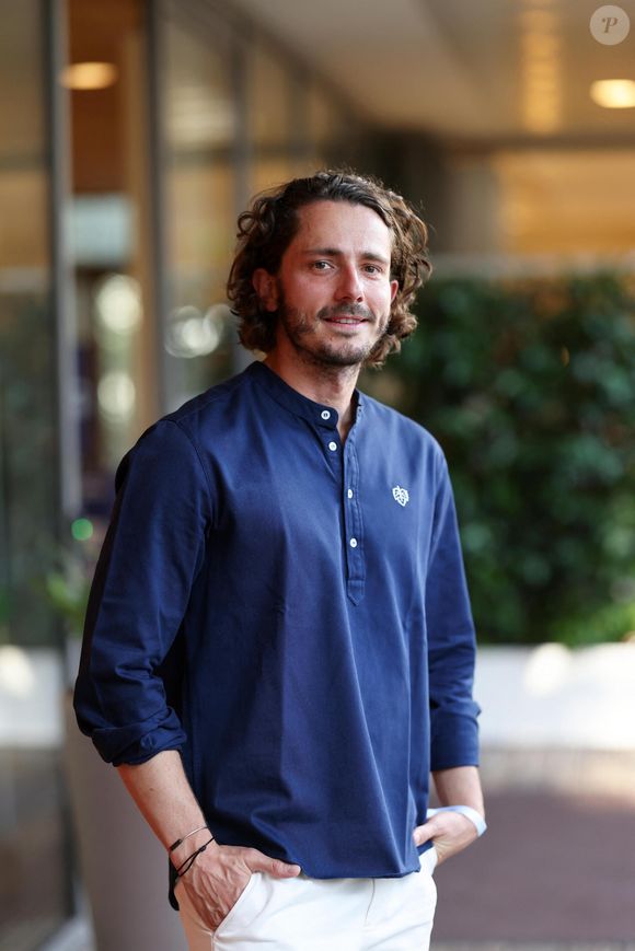 "Je leur dis : “Ok je veux bien faire un petit point”. Sauf que je me réveille avec un poing".

Guillaume Pley au village lors des Internationaux de France de Tennis de Roland Garros 2025. Paris, le 30 mai 2025. © Moreau / Jacovides / Bestimage