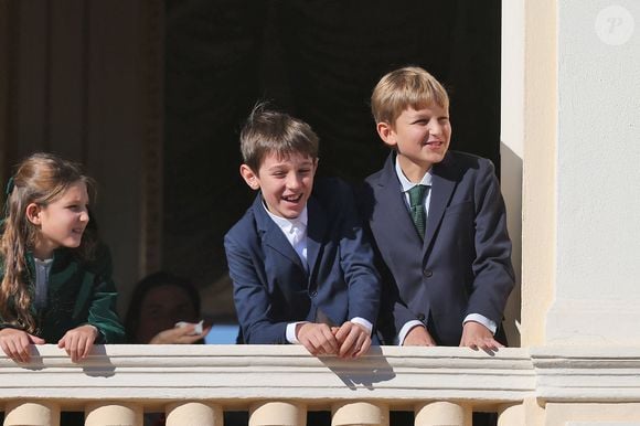 India Casiraghi, Raphael Elmaleh et Alexandre Casiraghi (Sacha) - La famille princière de Monaco au balcon du palais, à l'occasion de la Fête Nationale de Monaco, le 19 novembre 2024. © Jacovides-Bebert/Bestimage