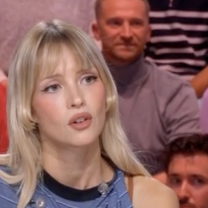 L’artiste de 30 ans a répondu sans détour. “Ce mouvement m’interpelle et je suis de tout cœur avec eux."

Angèle sur le plateau de Quotidien sur TMC le 14 octobre 2026