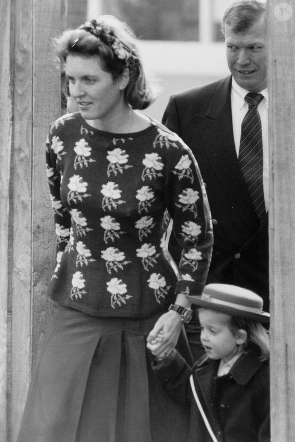 La duchesse d'York (Sarah Ferguson) est photographiée avec sa fille, la princesse Béatrice, à l'école de la princesse à Windsor aujourd'hui, 19.03.1992. Photo par Julian Herbert, The Times/News Licensing/ABACAPRESS.COM