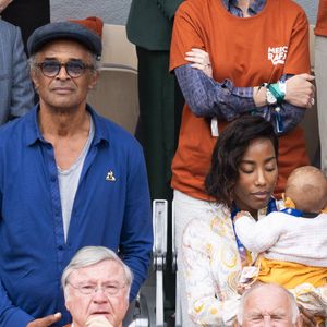 "Debout papa", a-t-il simplement inscrit en légende. Rien n'est trop beau pour sa princesse ! Une tendre image qui a certainement fait mouche auprès de sa communauté...

Yannick Noah, sa compagne Malika et leur fille Keelaani lors de l'hommage à R.Nadal lors des internationaux de France de tennis à Roland Garros le 25 mai 2025. © Jacovides / Moreau / Bestimage