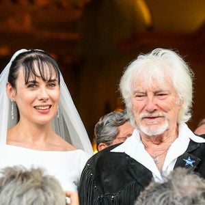 Murielle Mégevand et Hugues Aufray sur le parvis de l'église - Mariage d'Hugues Aufray et de Murielle Mégevand à l'église Saint-Vigor de Marly-Le Roy, France, le 2 septembre 2023. Photo par Agence / Bestimage