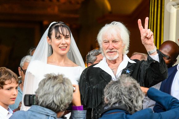 Murielle Mégevand et Hugues Aufray sur le parvis de l'église - Mariage d'Hugues Aufray et de Murielle Mégevand à l'église Saint-Vigor de Marly-Le Roy, France, le 2 septembre 2023. Photo par Agence / Bestimage