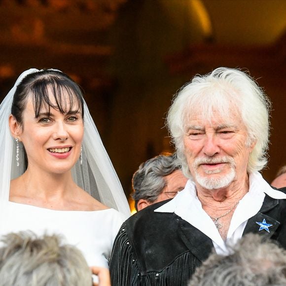 Murielle Mégevand et Hugues Aufray sur le parvis de l'église - Mariage d'Hugues Aufray et de Murielle Mégevand à l'église Saint-Vigor de Marly-Le Roy, France, le 2 septembre 2023. Photo par Agence / Bestimage