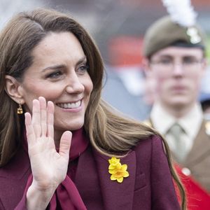 La princesse de Galles portait un ensemble bordeaux de la tête aux pieds, manteau, chemisier et bottes compris.

Le Prince William, le Prince de Galles, et Catherine, la Princesse de Galles, visitent Powys, à l'occasion de la fête de la Saint Davids. Photo par GOFF  / BESTIMAGE