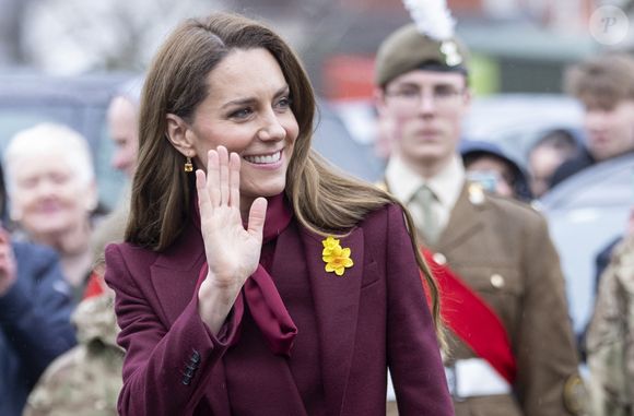 La princesse de Galles portait un ensemble bordeaux de la tête aux pieds, manteau, chemisier et bottes compris.

Le Prince William, le Prince de Galles, et Catherine, la Princesse de Galles, visitent Powys, à l'occasion de la fête de la Saint Davids. Photo par GOFF  / BESTIMAGE