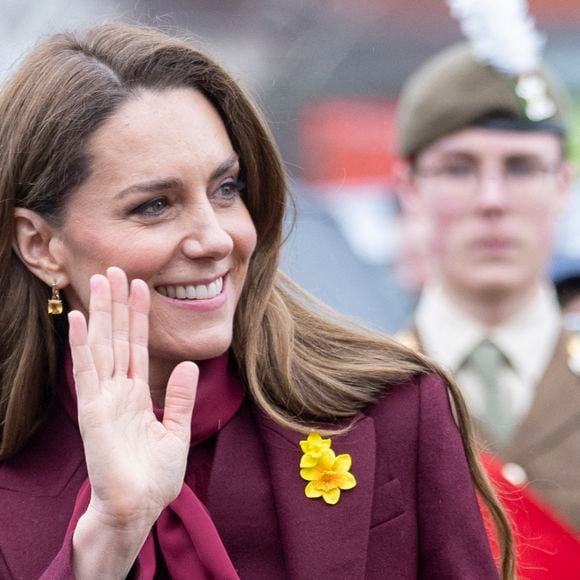La princesse de Galles portait un ensemble bordeaux de la tête aux pieds, manteau, chemisier et bottes compris.

Le Prince William, le Prince de Galles, et Catherine, la Princesse de Galles, visitent Powys, à l'occasion de la fête de la Saint Davids. Photo par GOFF  / BESTIMAGE