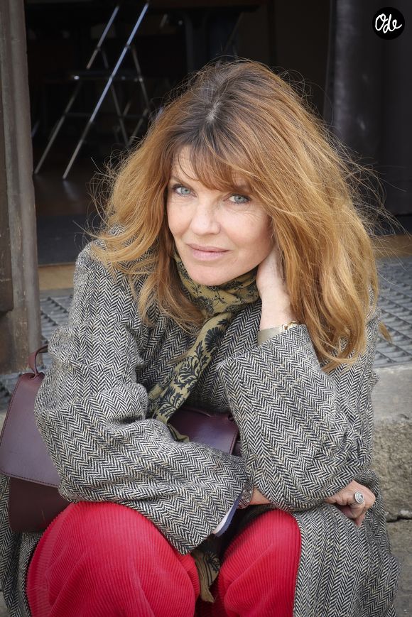 "Une voyante nous a dit qu'il y avait une vieille dame et un petit garçon qui, par ailleurs, nous adoraient. Comme j'ai la trouille, je leur dis que je les apprécie aussi et qu'ils peuvent rester", plaisante-t-elle auprès de "Paris Match"

Gwendoline Hamon - 30ème Journées Nationales du Livre et du Vin à Saumur le 11 avril 2026. © Jack Tribeca / Bestimage
