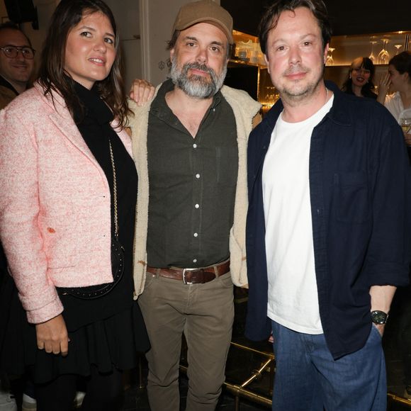 Exclusif - Romain Sardou et sa compagne Kym Thiriot et Davy Sardou lors de la générale de la pièce "Amis pour la vie" au théâtre de l'Oeuvre à Paris le 24 avril 2025. La représentation est suivie d'un cocktail.

© Coadic Guirec / Bestimage