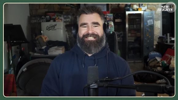 Les fils de Donna Kelce, Jason Kelce et Travis Kelce, se sont eux aussi amusés de ce buzz inattendu.

Matt Damon donne à Jason et Travis Kelce son "meilleur conseil de fille-père" dans le cadre du podcast The New Heights.
Backgrid USA / Bestimage