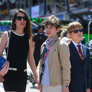 Ce dimanche 25 mai, Raphaël Elmaleh, le fils de Charlotte Casiraghi fruit de son ancienne relation avec Gad Elmaleh a été immortalisé avec ses cousins. 

Charlotte Casiraghi et son fils Raphael Elmaleh  lors du Grand Prix de Formule 1 (F1) Tag Heuer de Monaco le 25 mai 2025. © Lionel Urman/Bestimage