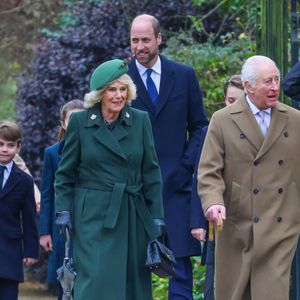 Prince Louis, Princesse Charlotte, Prince George, Camilla Parker Bowles, reine consort d'Angleterre, Le prince William, prince de Galles,  Le roi Charles III d'Angleterre - La famille royale britannique se rend à la messe de Noël à Sandringham le 25 décembre 2024.