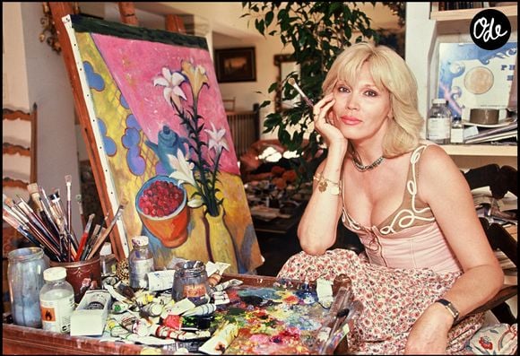 Archives — Amanda Lear dans sa villa de Saint-Rémy-de-Provence.