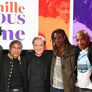 Exclusif - Michel Drucker avec Laurent Voulzy entouré par ses fils Quentin, Julien, Nicolas et Cliff lors du backstage de l'enregistrement de l'émission "Famille je vous aime" présentée par M. Drucker et qui sera diffusée le 13 juin 2025 sur France 3, aux Studios rive gauche à Paris, France, le 15 avril 2025. © Clovis-Gaffiot/Bestimage