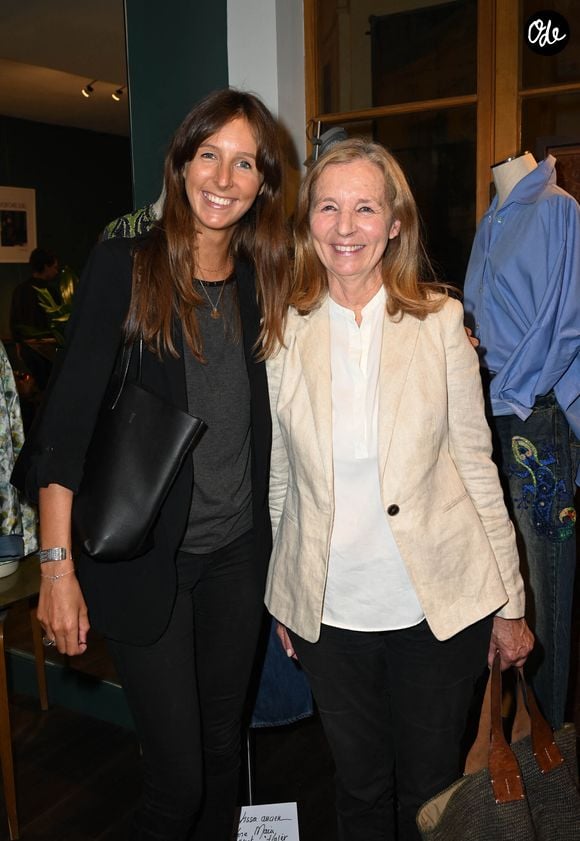Dès ses premiers pas dans le milieu, Clémence Rochefort attire l’attention par sa singularité. 

Exclusif - Clémence Rochefort et sa mère Françoise Rochefort - Vernissage de l'exposition de la collection « (Re) Born » de Nathalie Garçon et Emile Garçon dans la boutique de la Galerie Vivienne à Paris. Le 17 septembre 2021
© Coadic Guirec / Bestimage