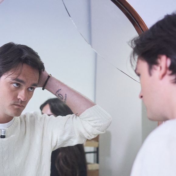 Exclusif - Alain-Fabien Delon avec sa compagne Laura Bensadoun en backstage de de l'émission "C à Vous" à Paris, France, le 18 octobre 2024. © Cyril Moreau/Bestimage