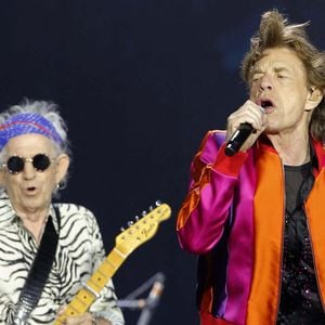 Cette complicité, faite d'admiration et de tensions, a permis aux Rolling Stones de traverser les décennies sans perdre leur créativité.
Les Rolling Stones (Mick Jagger, Ron Wood, Keith Richards, Steve Jordan) en concert au Groupama Stadium à Décines-Charpieu, le 19 juillet 2022.
© Pascal Fayolle/Bestimage