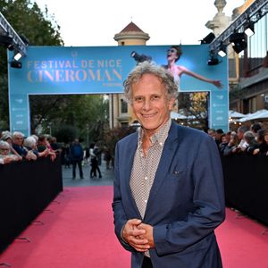 A 67 ans, il prend sa retraire de directeur du théâtre Châteauvallon-Liberté à Toulon.

Charles Berling durant la soirée de clôture du festival Cinéroman au Pathé gare du Sud, à Nice le 4 octobre 2025.
© Bebert-Jacovides/Bestimage