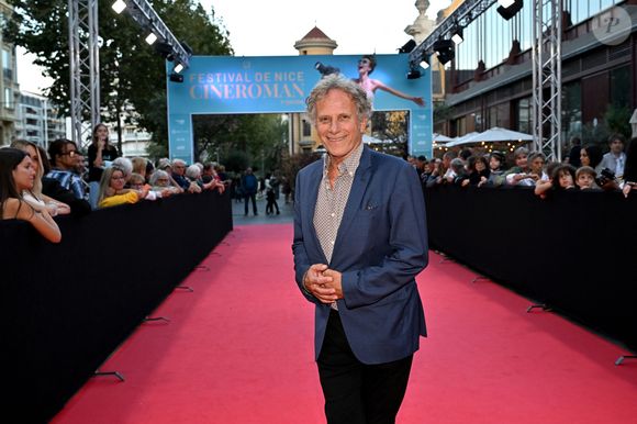 A 67 ans, il prend sa retraire de directeur du théâtre Châteauvallon-Liberté à Toulon.

Charles Berling durant la soirée de clôture du festival Cinéroman au Pathé gare du Sud, à Nice le 4 octobre 2025.
© Bebert-Jacovides/Bestimage
