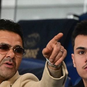 Jamel Debbouze et son fils Léon - Célébrités dans les tribunes du match de Ligue 1 McDonald's entre le Paris Saint Germain (PSG) et l'Olympique de Marseille (OM) (5-0) au parc des Princes à Paris le 8 février 2026. © Christian Liewig/Bestimage