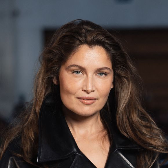 Elle explique qu’il est devenu difficile de distinguer le vrai du faux en ligne.

Laetitia Casta au défilé Balenciaga Collection Femme Prêt-à-Porter Printemps/Eté lors de la Fashion Week de Paris (PFW), au centre Laennec, à Paris, France. © Tiziano Da Silva for Balenciaga/Bestimage