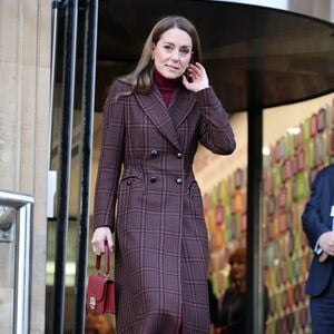 A tel point qu'aujourd'hui, Kate Middleton échange des lettres avec son beau-père
Catherine (Kate) Middleton, princesse de Galles à l'hôpital Royal Marsden, où elle a reçu son traitement contre le cancer, à Londres, Royaume-Uni, le 14 janvier 2025. © Chris Jackson/MirrorPix/Bestimage