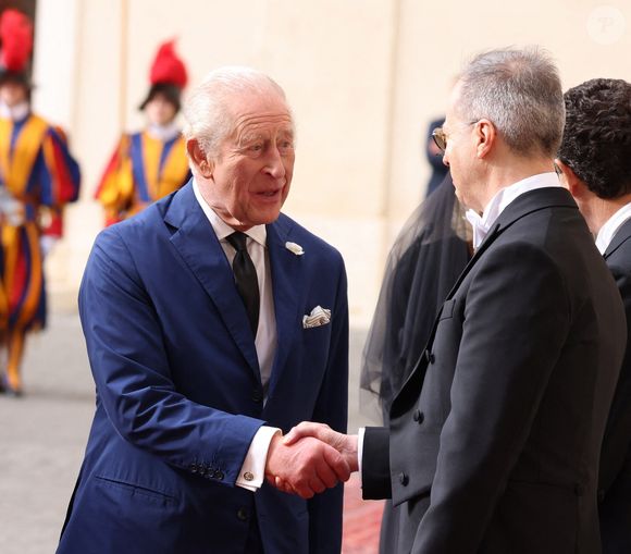 Le roi Charles III d'Angleterre et Camilla Parker Bowles, reine consort d'Angleterre, arrivent au Vatican à Rome, le 23 octobre 2025. Photo par PA Photo/ Bestimage