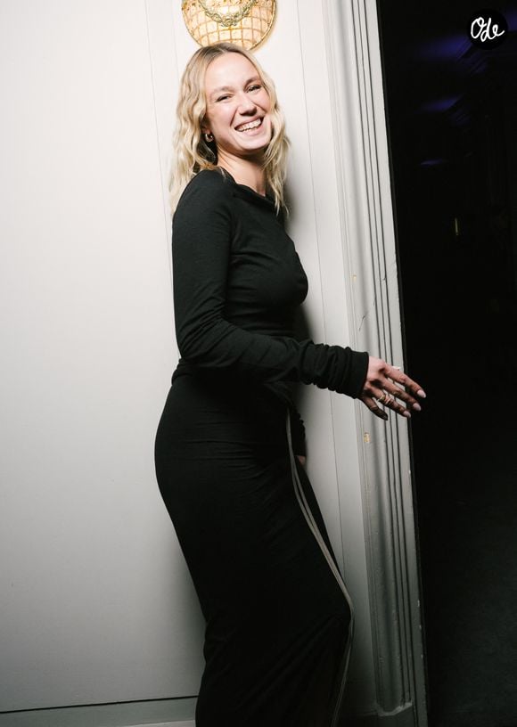 Et si son parcours d'actrice fait l'admiration de ses proches, sa vie amoureuse est tout aussi épanouie.

Zoé Marchal au dîner des enfants du Rwanda au Pavillon Ledoyen à Paris le 26 mars 2026.

 © Sam Delpech / Bestimage