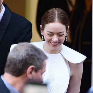 Emma Stone - Descente des marches du film « Eddington » lors du 78ème Festival International du Film de Cannes, au Palais des Festivals à Cannes.  © Romain Doucelin/Bestimage
