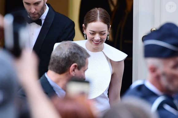 Emma Stone - Descente des marches du film « Eddington » lors du 78ème Festival International du Film de Cannes, au Palais des Festivals à Cannes.  © Romain Doucelin/Bestimage