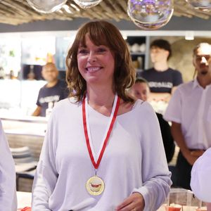 Exclusif - Séance photo - . Sandrine Quétier lors de l'intronisation de la confrérie de la Fondue Savoyarde lors de la 5e édition du Festival du cinéma français et de la gastronomie (7e art et gastronomie) à Aix-les-Bains le 5 juin 2026


 © Denis Guignebourg /Bestimage