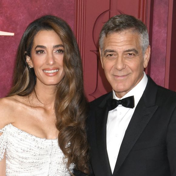 Ils ont également indiqué que l'acteur était quelqu'un de "très gentil et surtout très accessible".  "C'est une icône connue par toutes les générations à travers le monde", peut-on lire dans La Provence.

Amal et George Clooney à la soirée Radio City Music Hall lors des Tony Awards 2025 à New York. Crédit photo : Backgrid USA / Bestimage