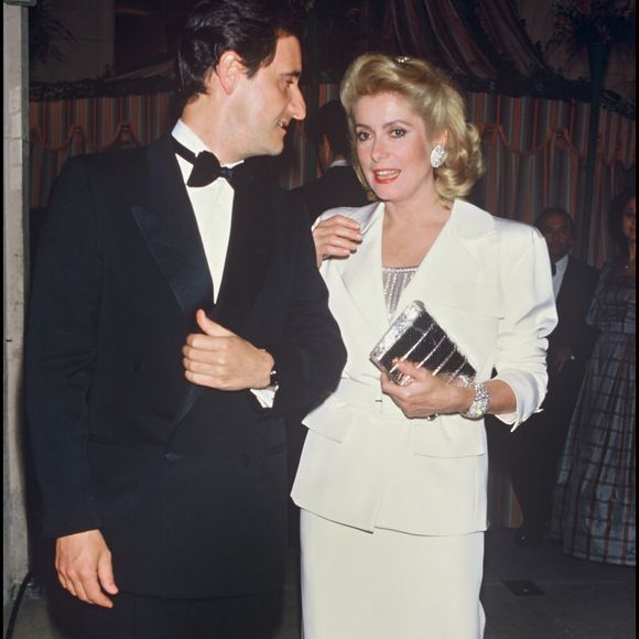 Archives - Pierre Lescure et Catherine Deneuve lors d'une soirée à Paris en 1985 @RINDOFF-PATERSON / BESTIMAGE